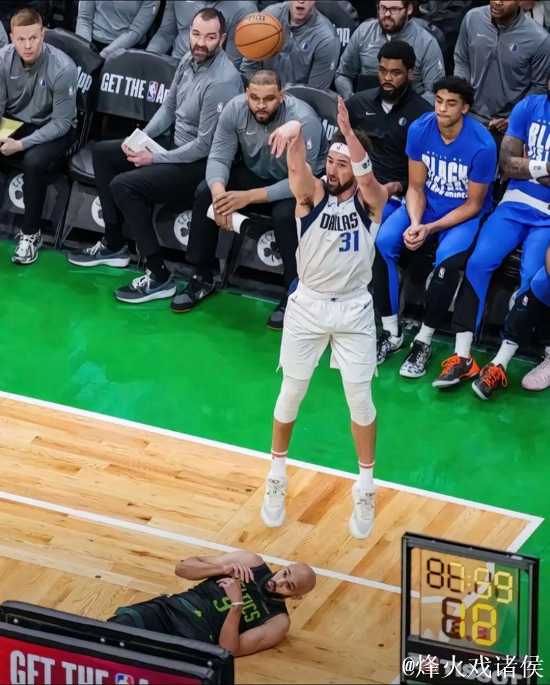 汤普森首秀砍22分独行侠力克马刺 凯尔特人大胜奇才